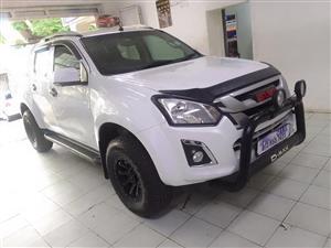 2021 Isuzu KB250D Max Double Cab Auto white color  With Canopy  46000km 
