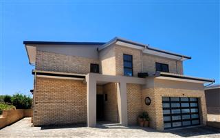 Elegant 3-Bedroom Home in the Ever-Popular Blue Ridge Eco Estate