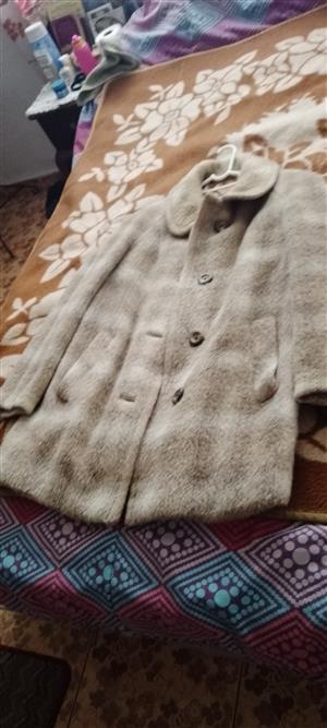 A beautiful original vintage camel ladies pure wool coat,small,  in perfect cond