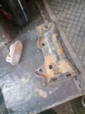 TOYOTA CONQUEST GEARBOX BRACKET