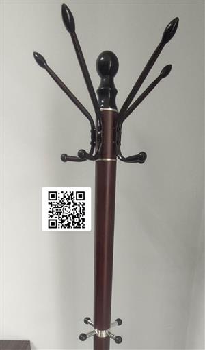 175cm Freestanding Coat Stand – Walnut/Black & Chrome with Solid Quartz base