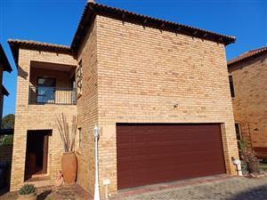 Double story, 3 bed, 3.5 bathroom townhouse in Honeyvale, Chancliff for sale.