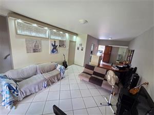 Perfectly located 2 Bed Duplex Sinoville