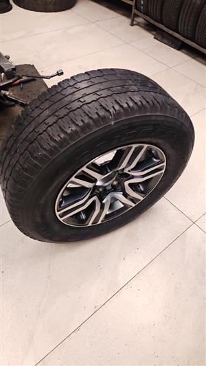 17inch Toyota Hilux/Fortuner original mag with used 265/65/17 tyre to use for sp