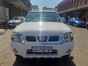2015 NISSAN NP300 2.4 PETROL DOUBLE CAB MANUAL EXCELLENT CONDITION