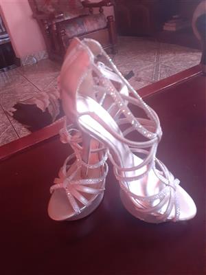 Long heels shoes with straps, pink in color,they are a size 4 fron Zara.