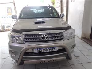 2011 Toyota Fortuner 3.0d4d 4x4 manual silver color Leather Seat  110000km 