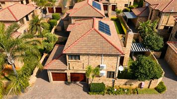 Townhouse For Sale in Willowbrook