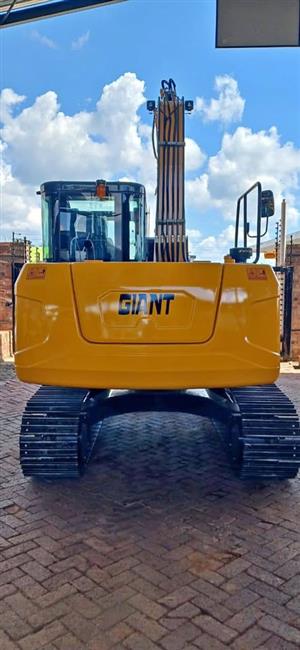 GIANT 7 TON EXCAVATOR