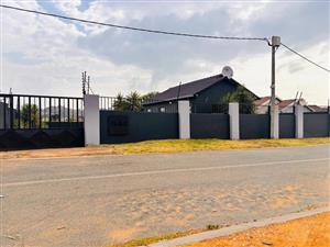 3 Bedroom House for Rent in Fleurhof Roodepoort