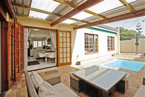 Family Home for Sale in Peers Hill is Hoek