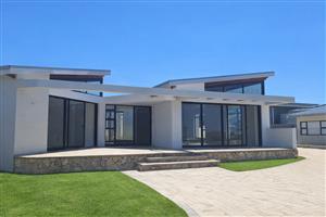 Modern Coastal Masterpiece in Skuilpiesbaai Nature Reserve – Stilbaai West