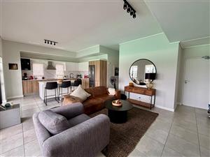 Top Floor 2-Bedroom Apartment with Lagoon Views