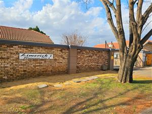 Practical, Comfortable Townhouse with Solar & Backup Water in Grimbeekpark