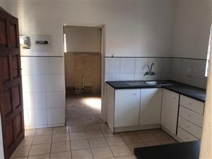 2 bedroom apartment to let in laudium for R5500