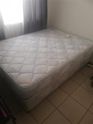 Queen size bed and base god condi