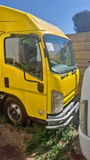 2014 Isuzu NMR 250- 0826057623