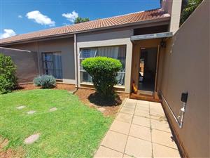 Townhouse For Sale in Birchleigh North