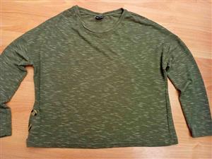 Sweater top olive green M Side button detail Relaxed fit Length 55cm Width bosom 59cm Sleeve 41cm