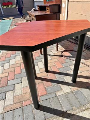 Corner desk on legs un cherry colour