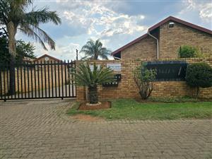 Townhouse For Sale in Glen Marais