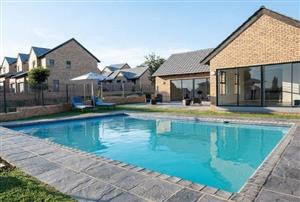 This modern top-floor 1-bed apartment in Kyalami Creek offers comfortable living