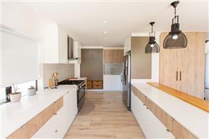 Stylish 4-bedroom, two-story home with direct access to the Bergriver and its scenic walkways.