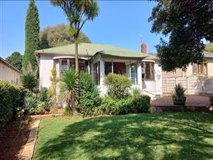 Charming Home in South Kensington with Spacious Grounds