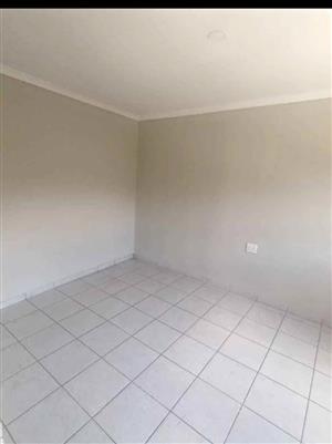 Haddon Turffontein backroom to rent 
