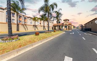 Stunning & spacious 2- bedroom townhouse situated South of Johannesburg in a quite clean area and s