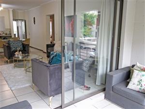 Spacious Middle floor apartment in central Bryanston- Available 1st Feb 2026