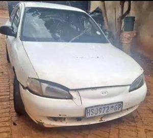 Hyundai Elantra J2 1.6 GLS stripping for spares