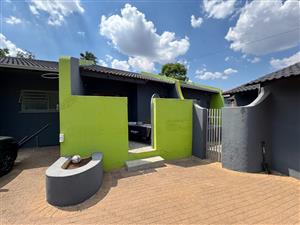 House For Sale in Glenvista