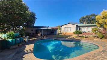 Spacious Family Home in Heidelberg – Close to Amenities with Borehole, Pool & Flatlet