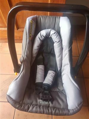Newborn baby carrier