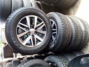 18inch Toyota Hilux/Fortuner original mags with brand new 265/60/18 Dunlop A/T set