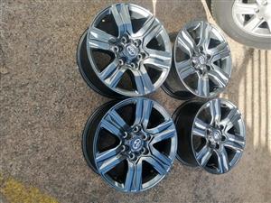 17inch Toyota Hilux/Fortuner original BLACK mags set 