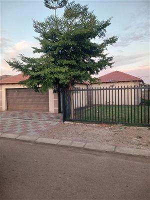 House For Sale in Akasia