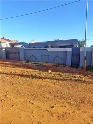 House for Sale in orange farm drieziek