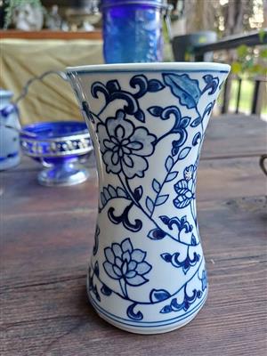 Vintage Delft-Style Blue & White Floral Vase (14 x 7 cm)