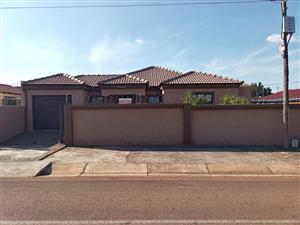 Modern 3-bedroom home with main en-suite & plus 3 bachelor flats with en-suites