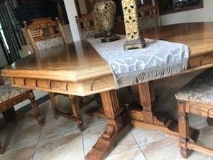 Beautiful Solid Oak 8 Seater Extendable Table and Chairs
