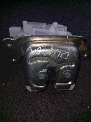 Toyota rumion boot lock