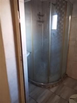 Garage/Room with shower and toilet to rent