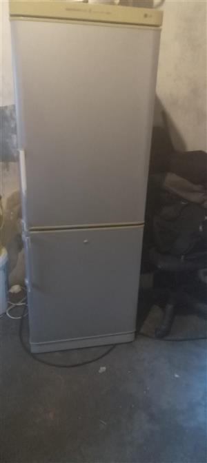 LG REFRIGERATOR second hand but is in good condition