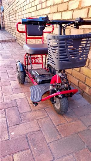 Foldable electric three-wheel scooter 