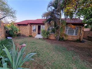 Charming 2-bedroom townhouse in Meyerspark, Pretoria: modern living with a cozy, atmosphere!!