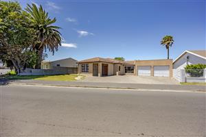 Spacious 4-Bedroom Family Home in Riverton