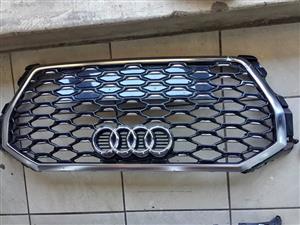 AUDI Q3 grill for sell in good condition nice and clean 