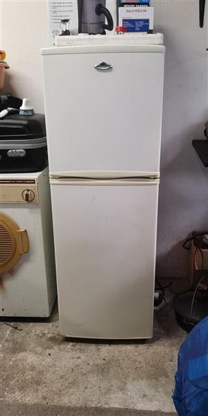 179 L Kelvinator fridge freezer